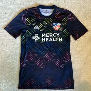 Adidas FC Cincinnati Pride jersey. Unisex S. EUC. SF home.